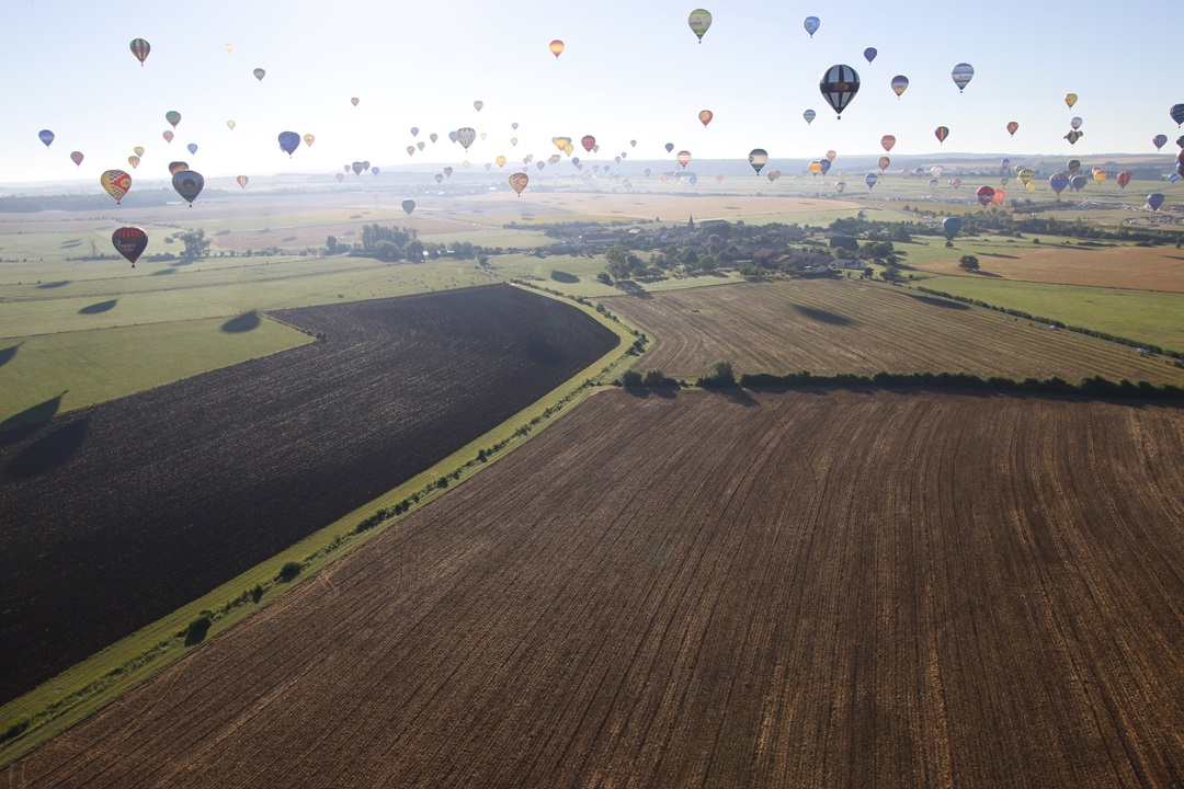 Centaines de montgolfières volant au dessus de la campagne française